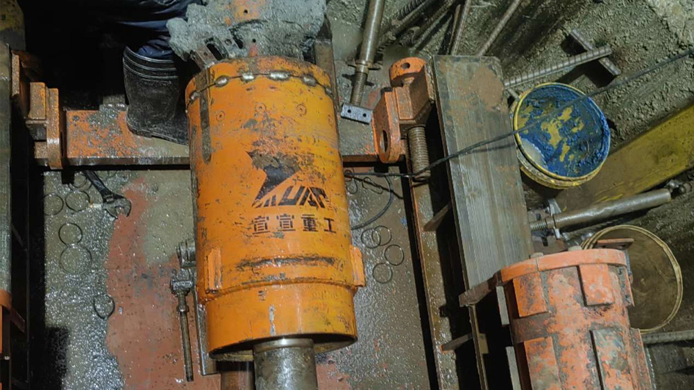 DN200螺旋頂管風(fēng)化巖施工現(xiàn)場